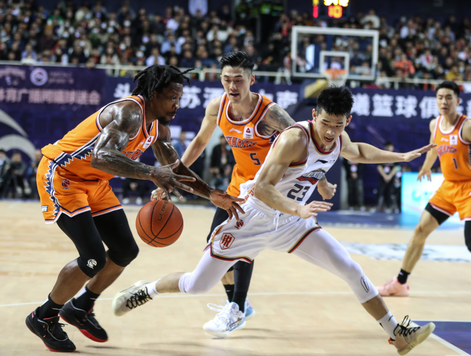 包含集结日突围战来临，深圳男篮围绕NBA季后赛手感冰凉，更衣室稳定，控场能力受关注的词条